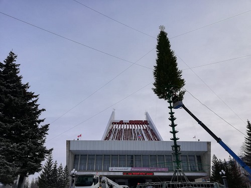 В Омске устанавливают главную городскую ёлку