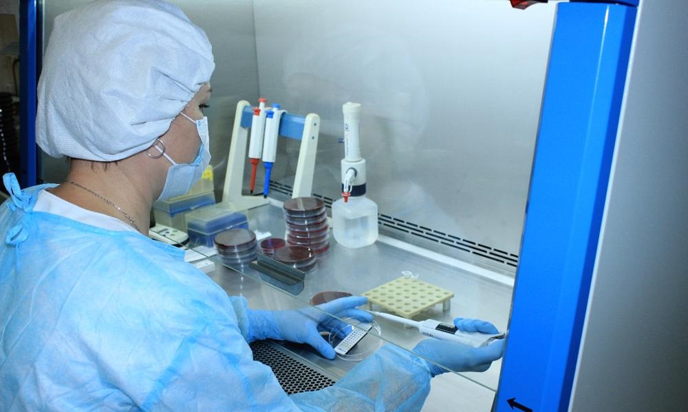 С помощью нового оборудования омские медики смогут за минуту определить возбудителя инфекции