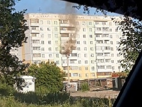 Во время пожара в Омске пострадали 3 квартиры в многоэтажке