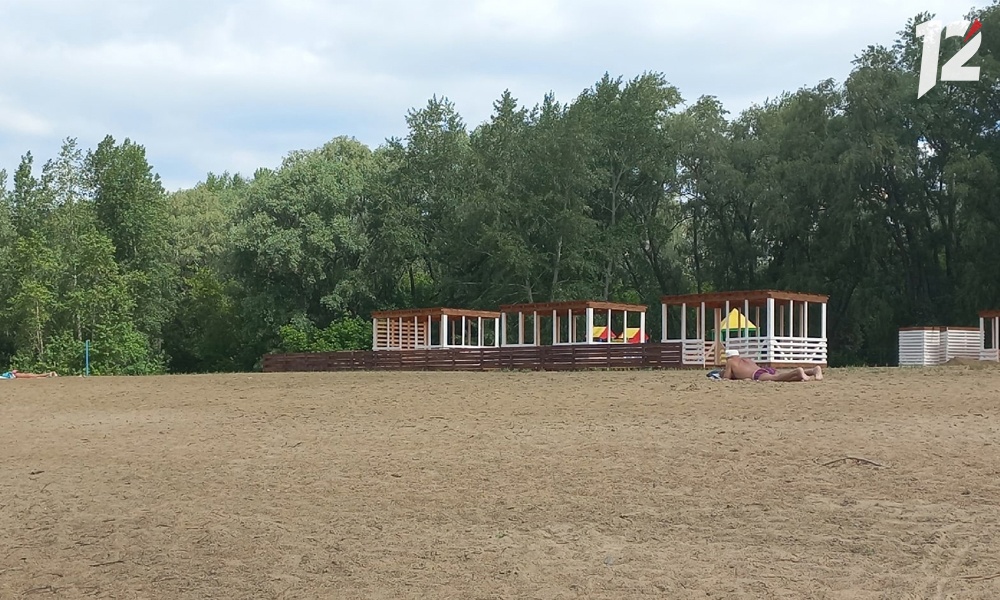 Омский Роспотребнадзор исследовал песок на городских пляжах и признал его безопасным 