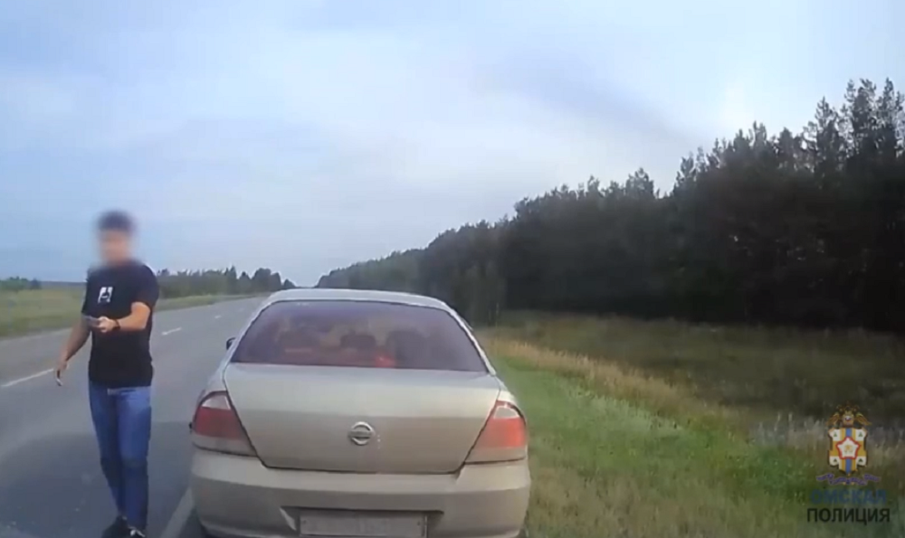 Подрезал и угрожал пистолетом: в Омской области водитель маршрутки подвергся нападению хулигана