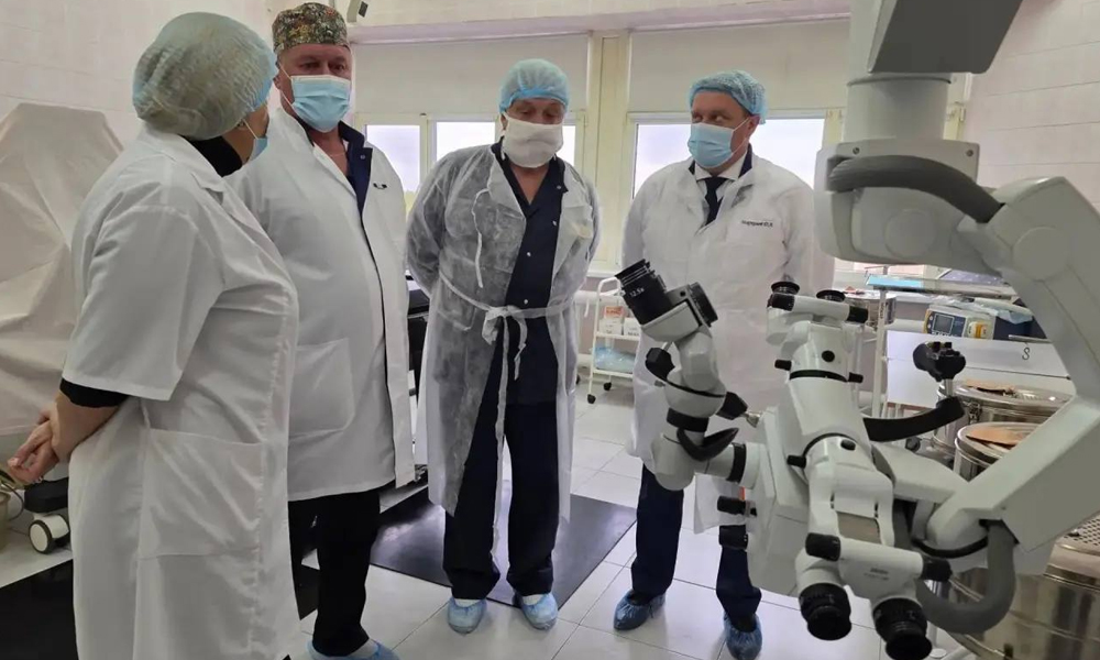 Омская детская больница первой в Западной Сибири получила новый операционный микроскоп