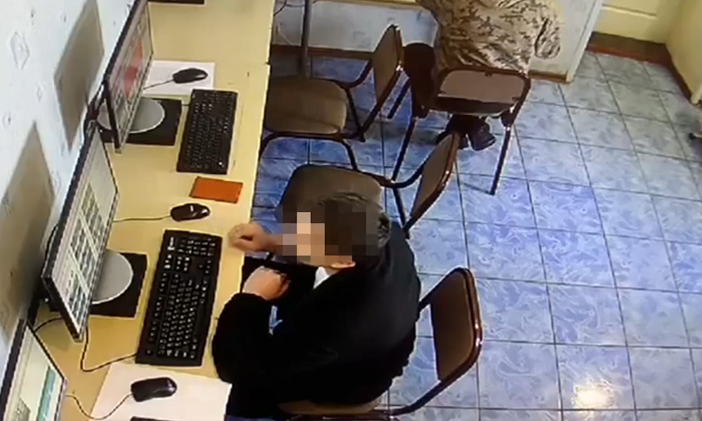 45-летнего омича поймали с поличным, когда он использовал гаджет, чтобы сдать экзамен в ГАИ