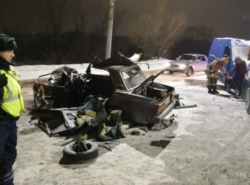 Омские полицейские установили личность погибшего водителя за рулём угнанного ВАЗа