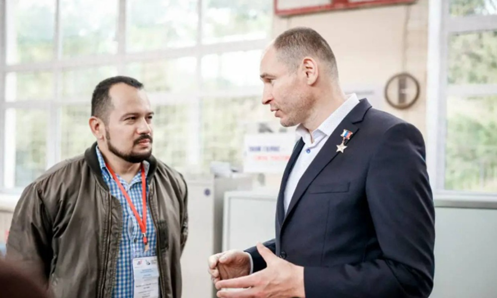 Дмитрий Перминов пообщался с международными электоральными экспертами в школе № 77