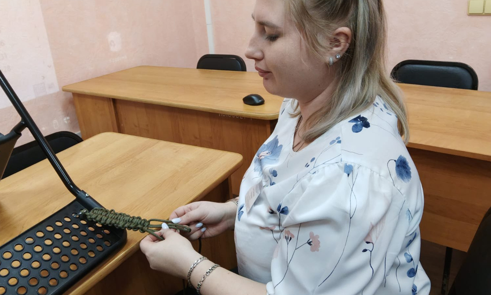 Жителей Таврического района научили плести браслеты выживания для бойцов СВО