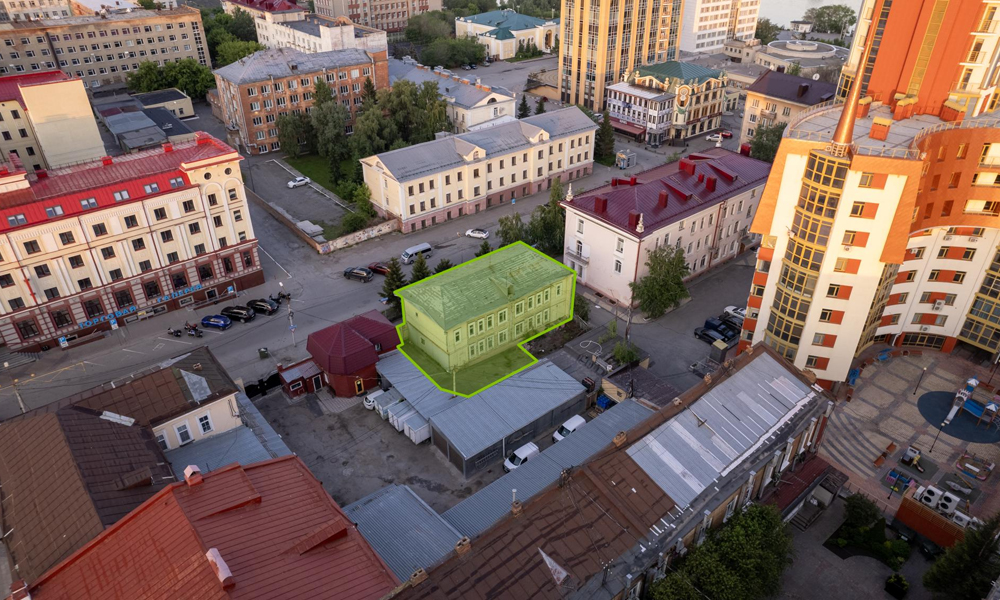 Историческое здание с революционным декором выставили на торги в Омске