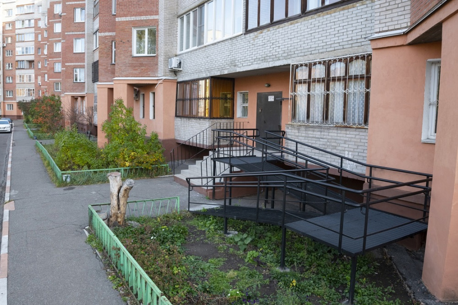 В каждом округе Омска установили пандусы для маломобильных людей