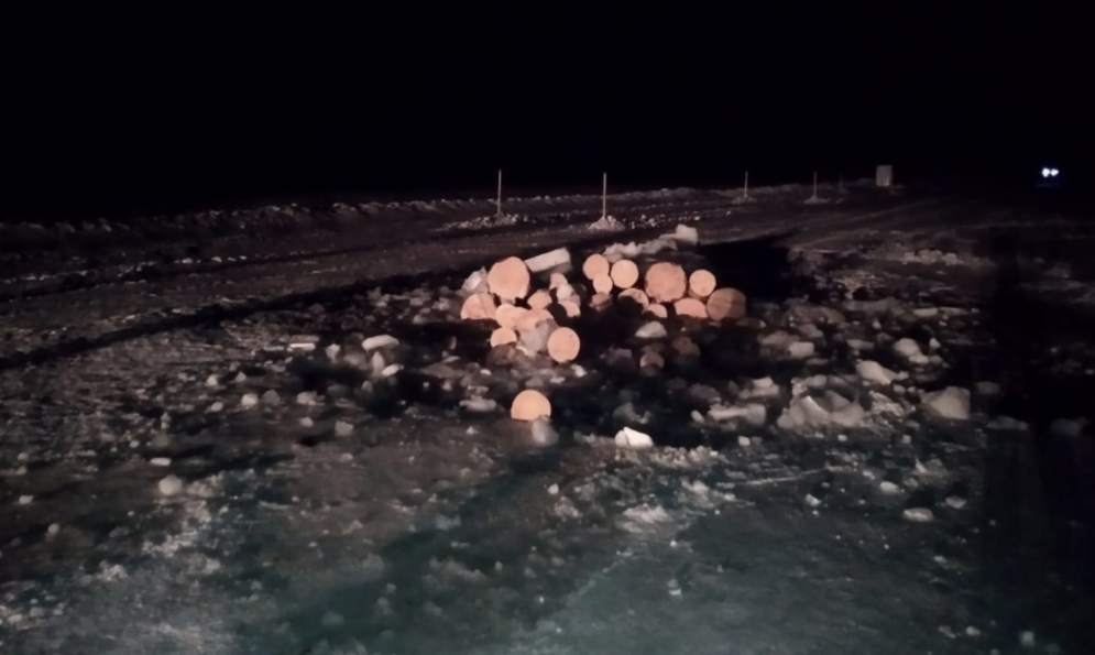 В Омской области КамАЗ провалился под лёд на Иртыше