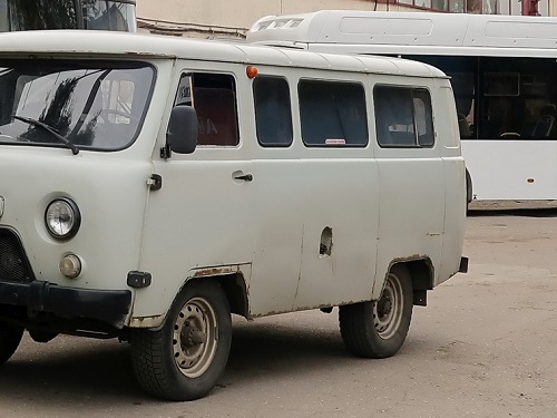 Омич на УАЗе сбил двух женщин и скрылся