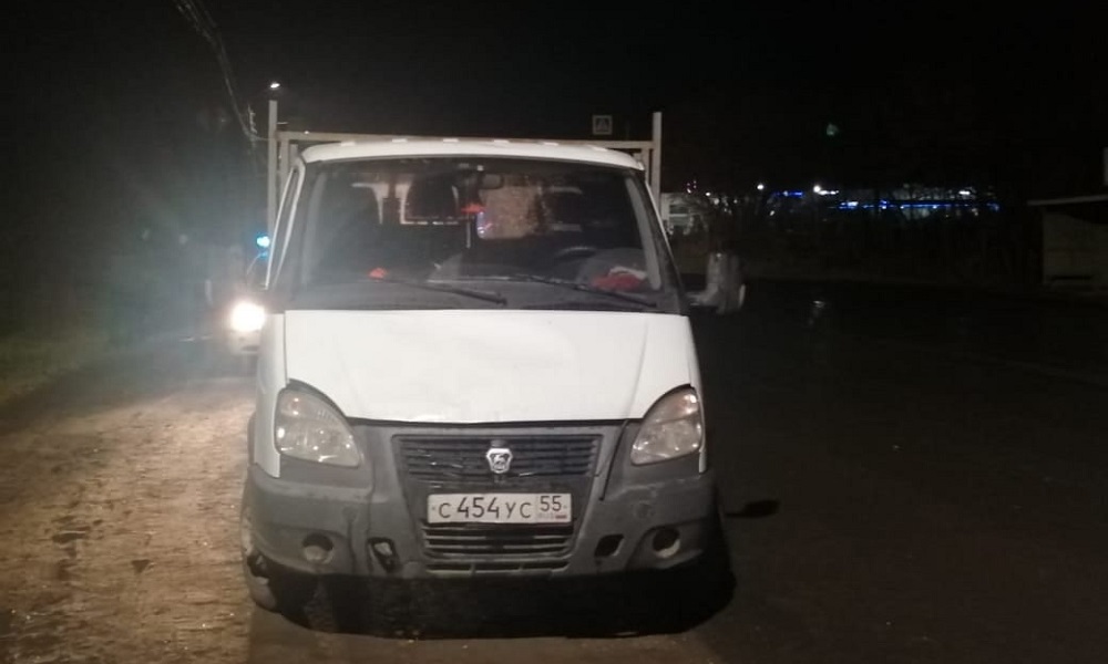 В Омске грузовик сбил девочку-подростка