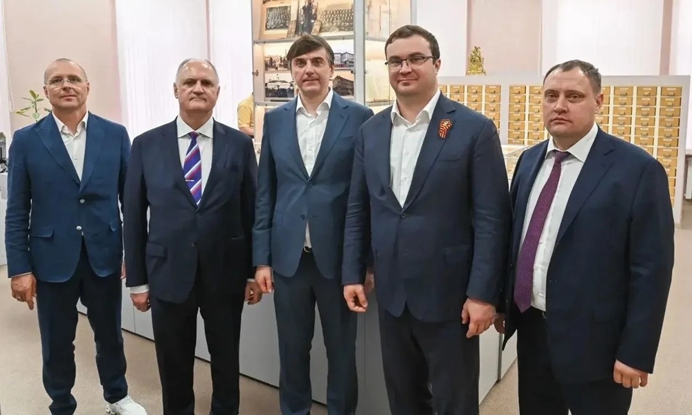 Губернатор Омской области, министр просвещения РФ и первый заместитель 2-й службы ФСБ России посетили архив УФСБ 