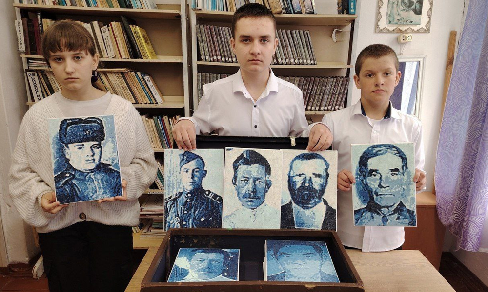 Знаменские школьники создали портреты родственников-героев из алмазной мозаики