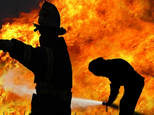 В Омске пожар в жилом доме тушили больше 30 человек