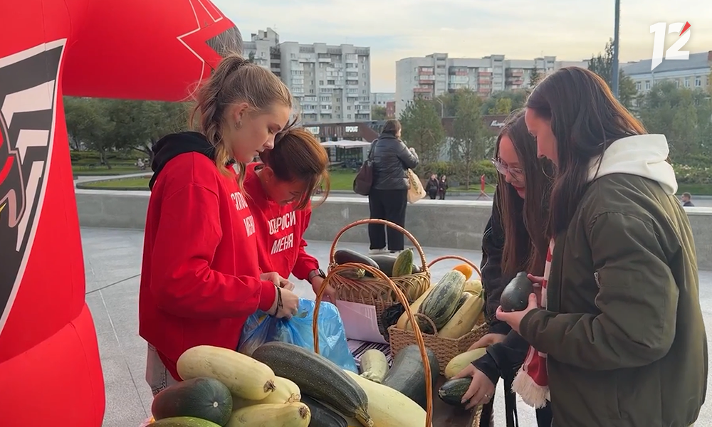 «Омские крылья» собрали более 200 килограммов кабачков для зоопарка