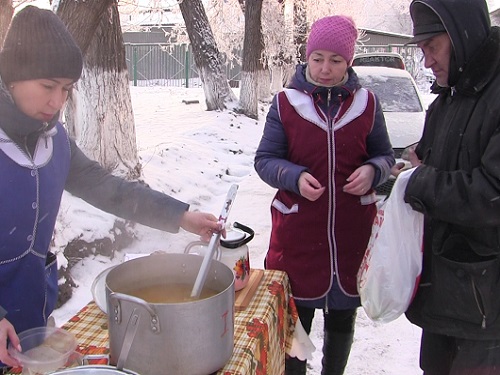 Омским бездомным раздали горячую еду и тёплую одежду