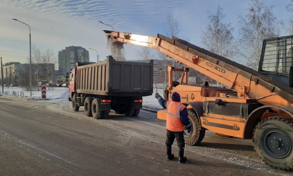 В Омске сотрудники УДХБ продолжают очищать дороги от снега и наледи