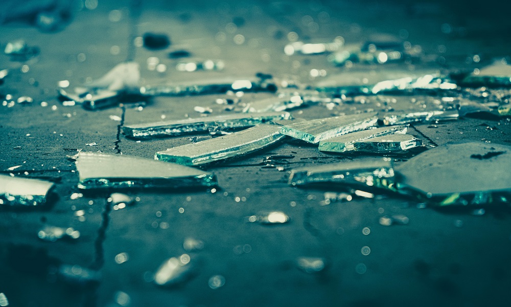 Омич не пустил пьяную сожительницу домой и избил её граблями