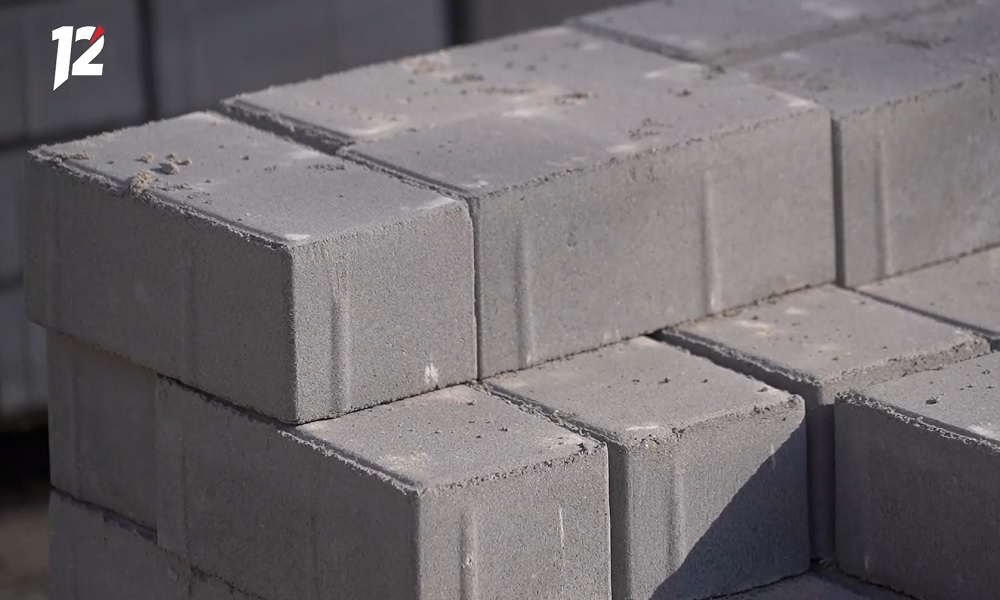 Специалисты укладывают плитку перед входом в здание школы № 33