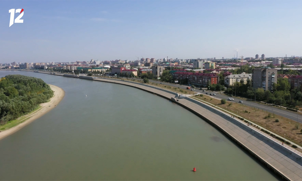 В Омске затопило набережную у речного вокзала из-за паводка 