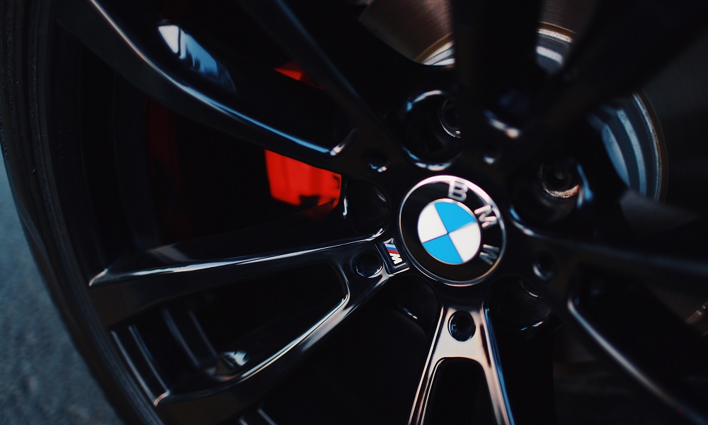 Сбила пешехода на BMW: за отказ компенсировать моральный вред у омички арестовали банковские счета