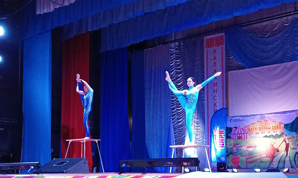 Омский цирк выступил для детей в Калачинске