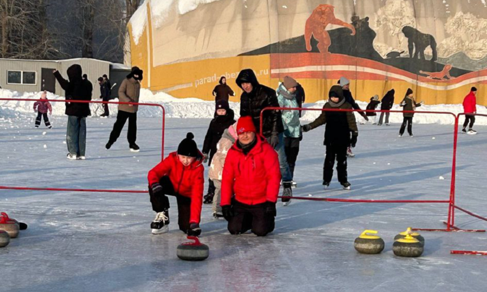 В Омске проходят бесплатные тренировки по кёрлингу для всех желающих