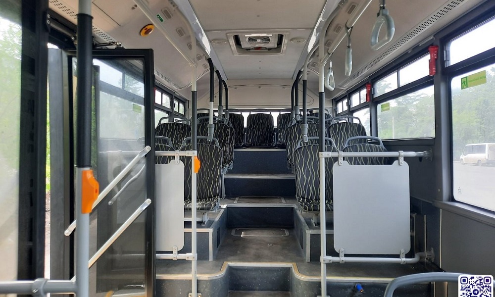 На маршрут № 73 в Омске вышел ещё один новый автобус, но уже с откидными сиденьями и USB-розетками