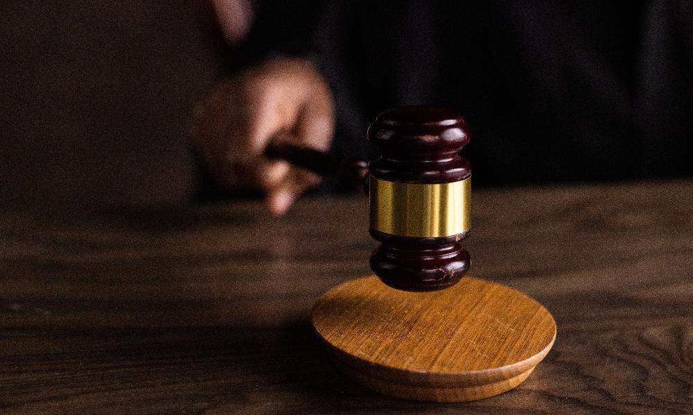 Омич, который сломал позвоночник в первый рабочий день, отсудил у работодателей полмиллиона рублей 