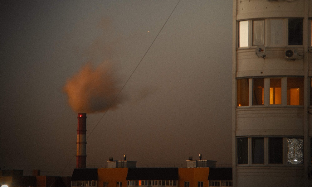 «Дышите, не дышите»: в Омской области объявили режим неблагоприятных метеоусловий первой степени опасности