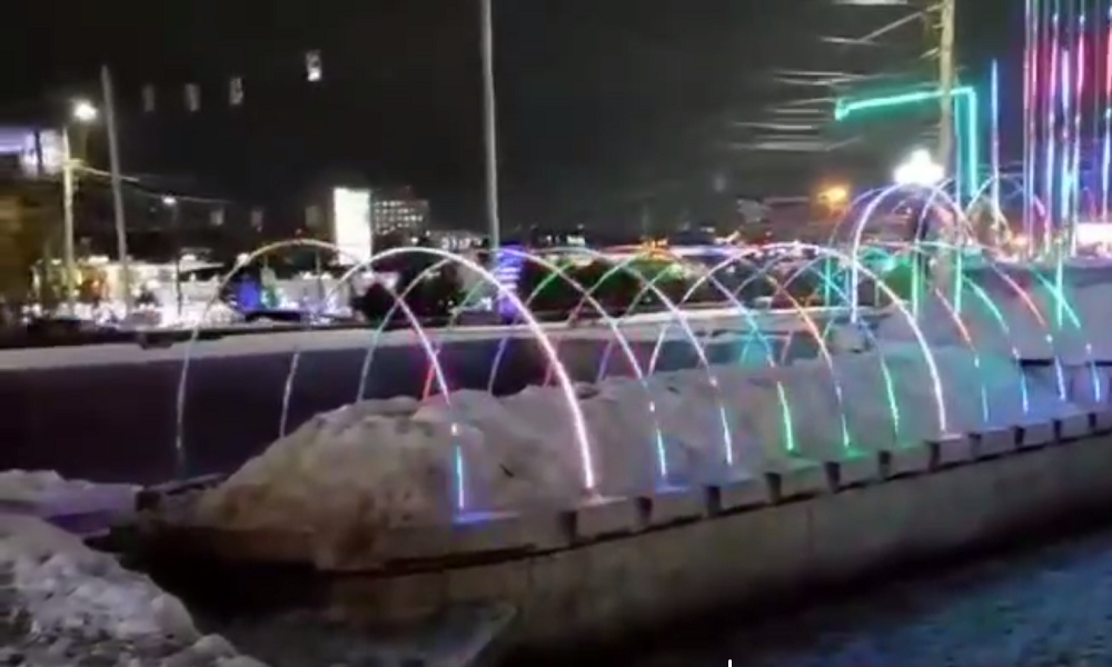 На фонтане у омского Музыкального театра включили яркую иллюминацию 