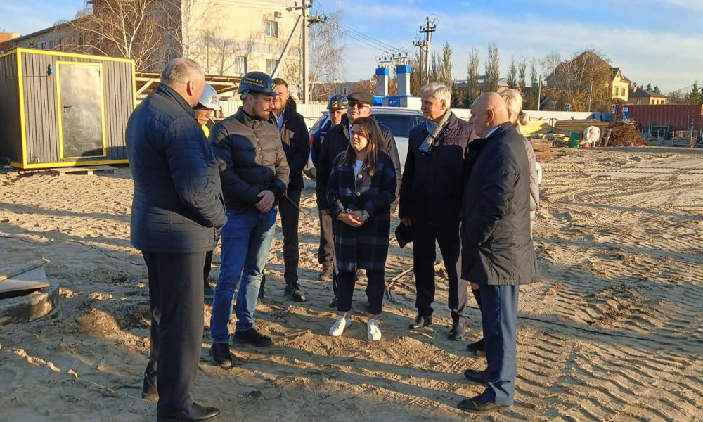 Строительную площадку в Калачинском районе посетила заместитель министра сельского хозяйства России Ксения Шевёлкина