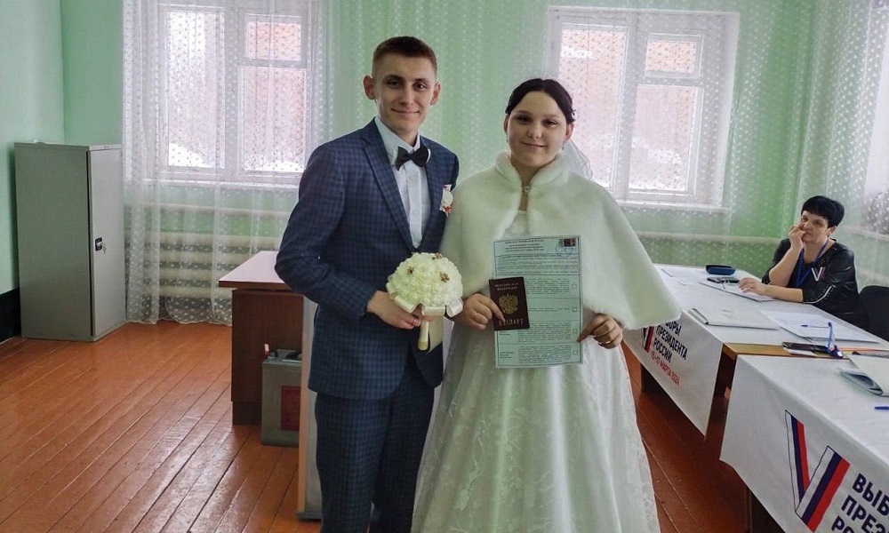 В Омской области молодожёны посетили избирательный участок