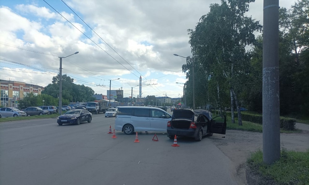 Две женщины и 6-летняя девочка пострадали в результате ДТП в Омске 