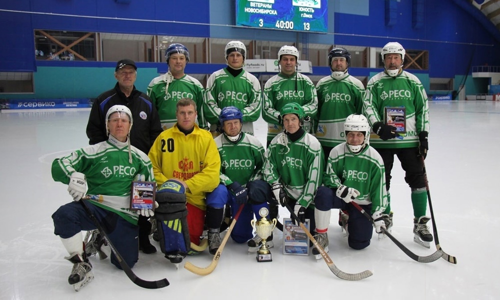 Команда «Юность» из Омска привезла серебро с открытия сезона по хоккею с мячом среди ветеранов в Красноярске