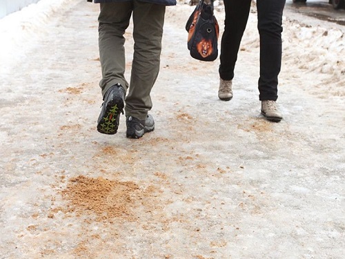 В Омске от наледи обрабатывают пешеходные переходы и остановки