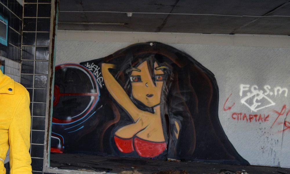 Омские дружинники закрасили "рекламу смерти"