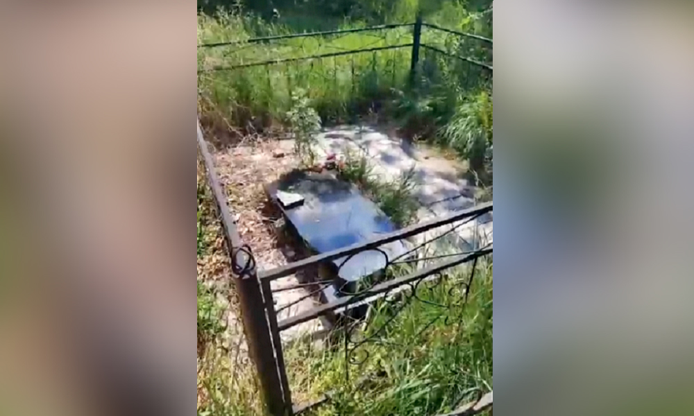 Вандалы разбили плиты на кладбище в Омской области