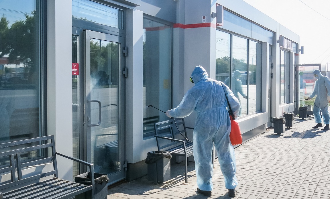 В Омске продезинфицировали три десятка остановочных павильонов