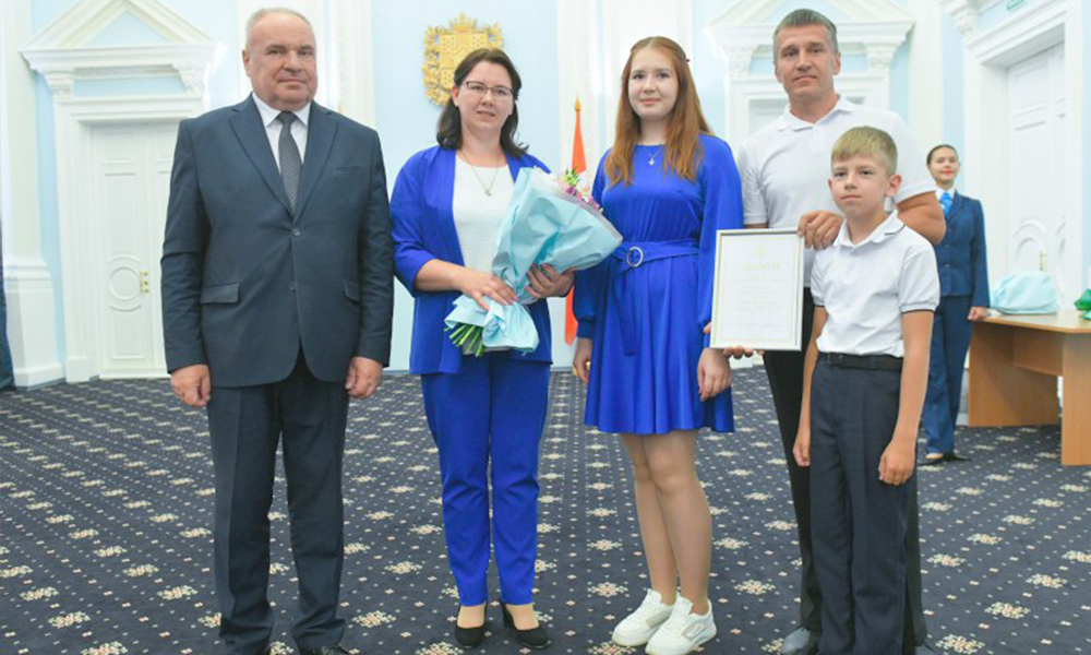 Около 200 заявок подано на соискание ежегодной премии губернатора Омской области «Семья года»