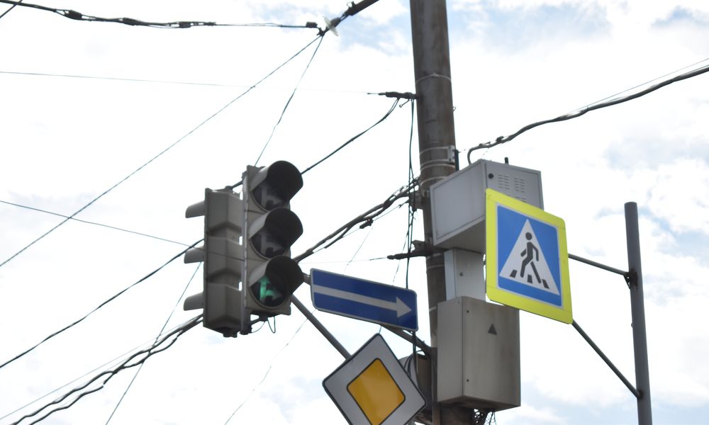 На трассе Омск — Русская Поляна временно отключат светофоры