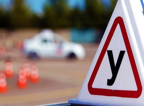 В Омске ученики автошколы "Штурман" сдали замдиректора-взяточника