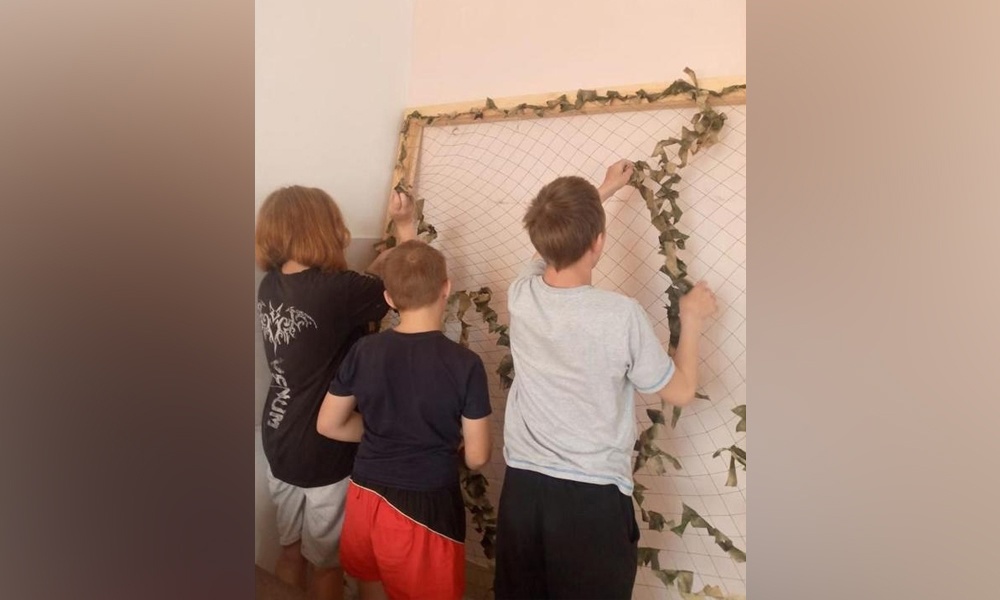 В Омской области 15 воспитанников районного социально-реабилитационного центра научились плести маскировочные сети