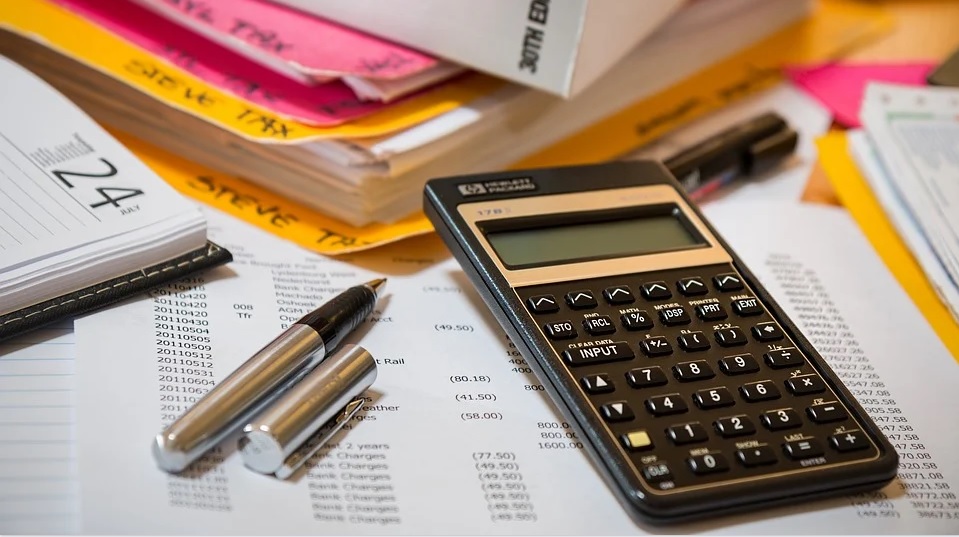 Омскому транспорту, паркам и гостиницам разрешили отложить оплату 134 млн рублей налогов