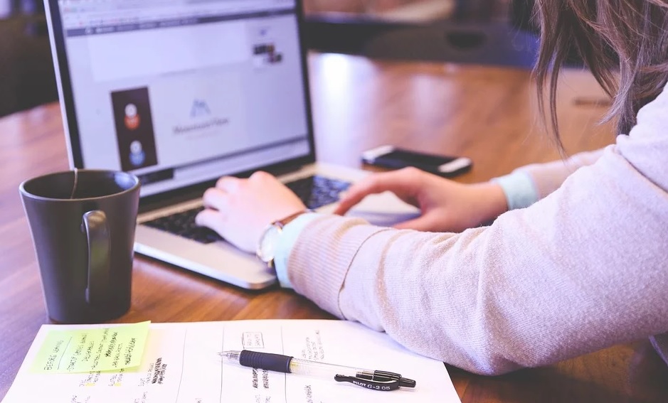 Омичи, на которых записали чужой долг, могут решить проблему с помощью «Госуслуг»