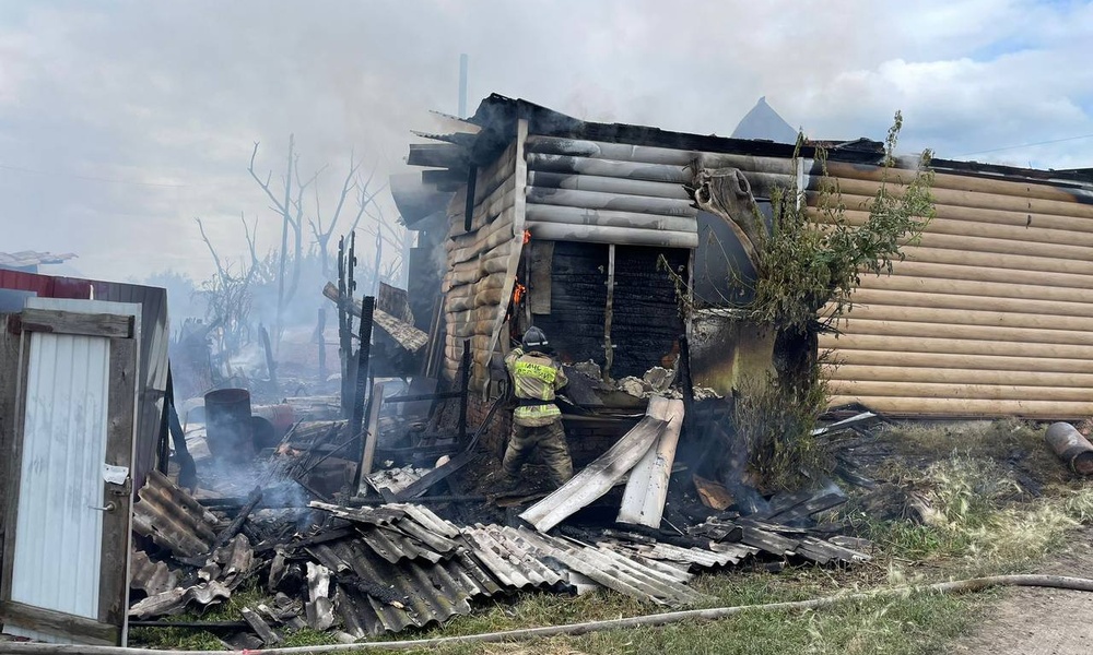Пожар в частном секторе в центре Омска ликвидировали