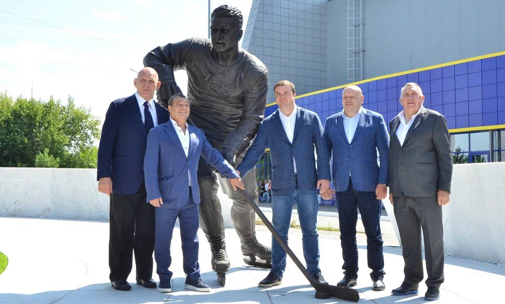 Виталий Хоценко и Александр Карелин открыли в Омске сквер имени Анатолия Тарасова и памятник ему