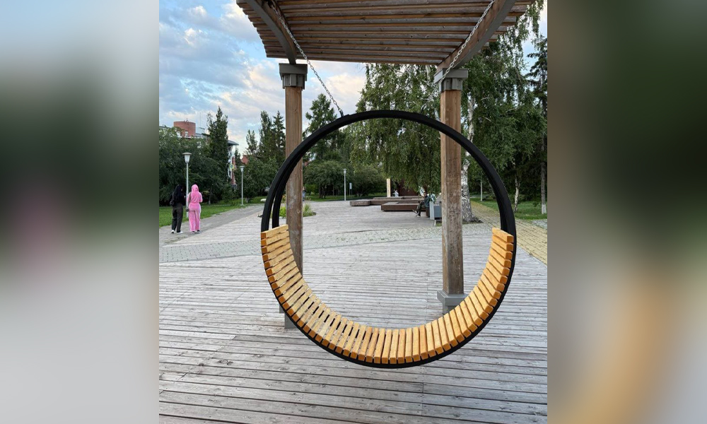 У Музыкального театра в Омске установили новые качели