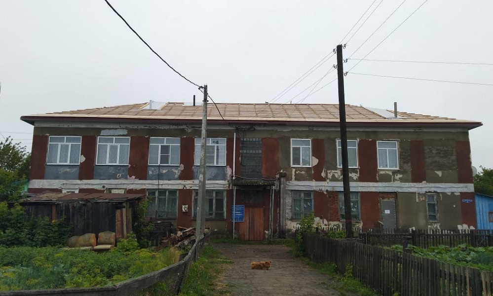 Подрядчик работ по ремонту крыши дома в Большереченском районе подделал подписи жильцов