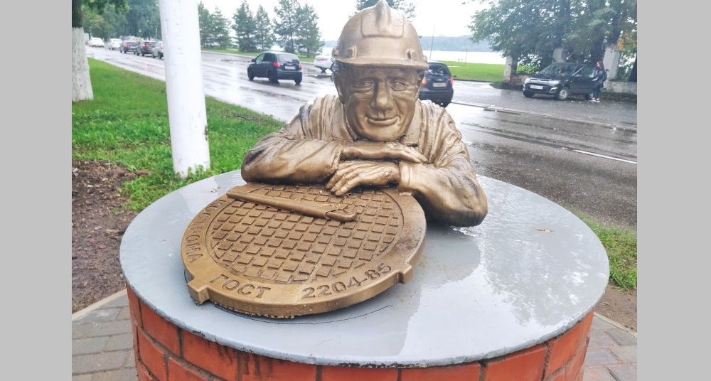 Брат омского «Степаныча»: в Костроме тоже поставили памятник водопроводчику
